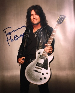 Tommy Thayer signed 8x10